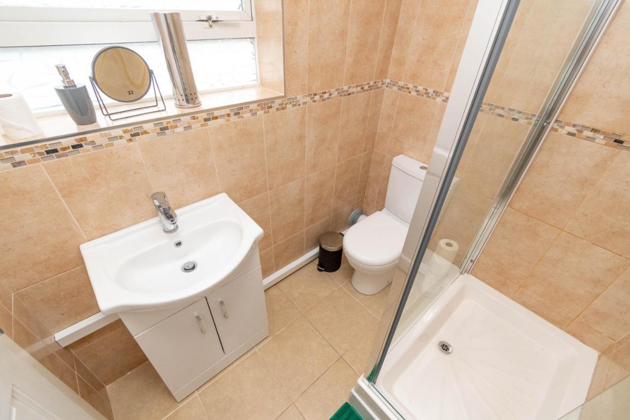 Fantastic 3 Bedroom House *Free Parking* Wolverhampton Exterior foto