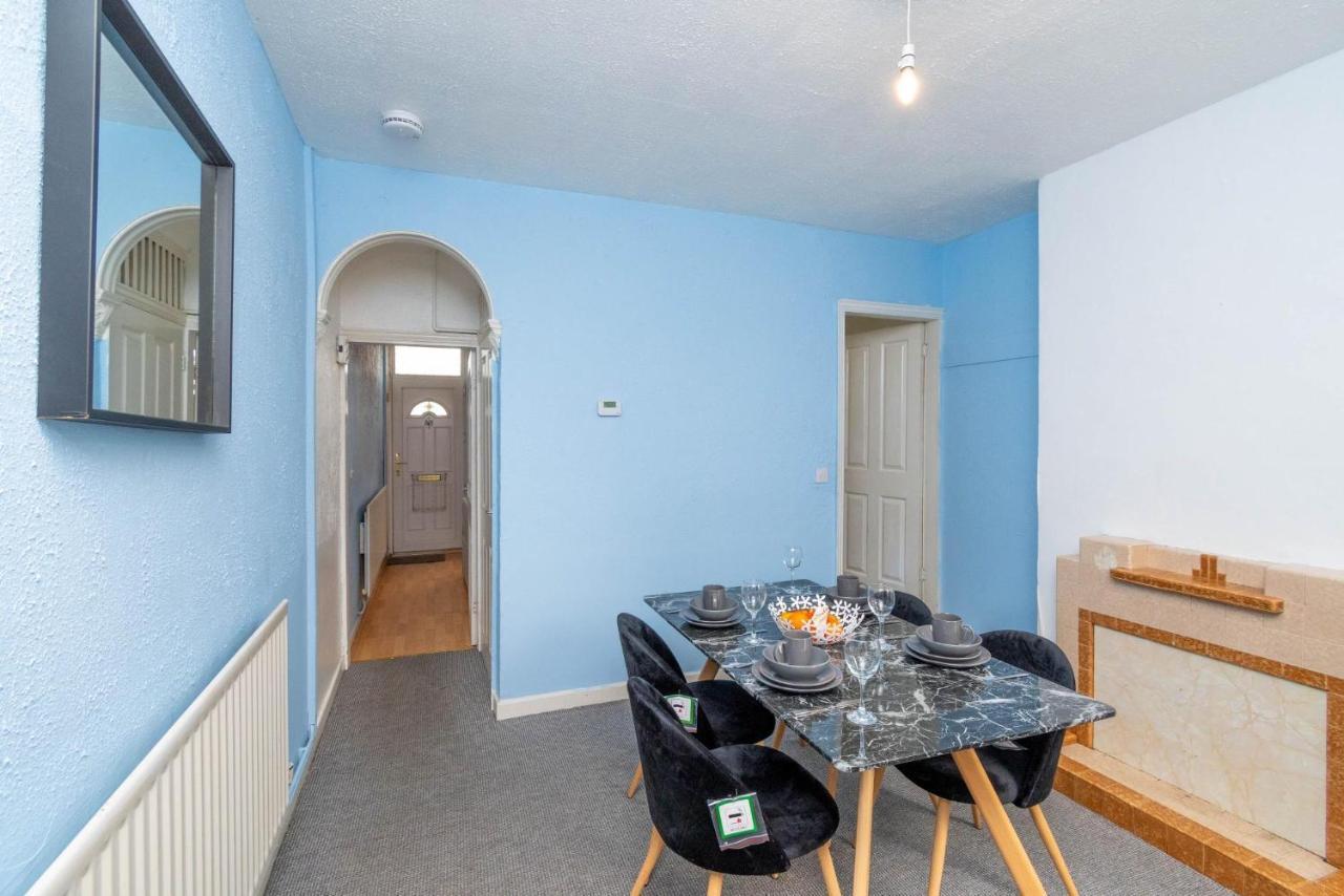 Fantastic 3 Bedroom House *Free Parking* Wolverhampton Exterior foto