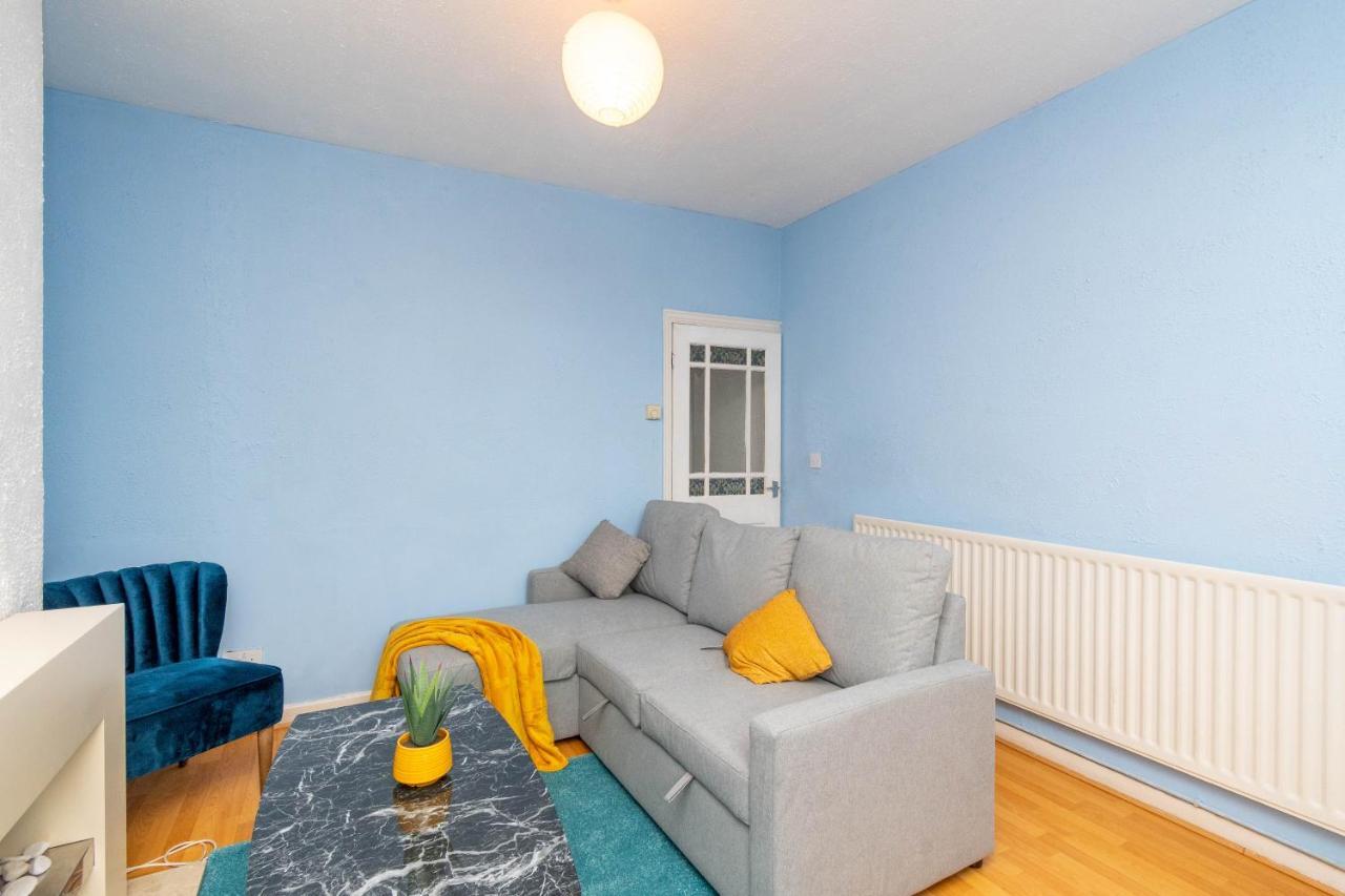 Fantastic 3 Bedroom House *Free Parking* Wolverhampton Exterior foto