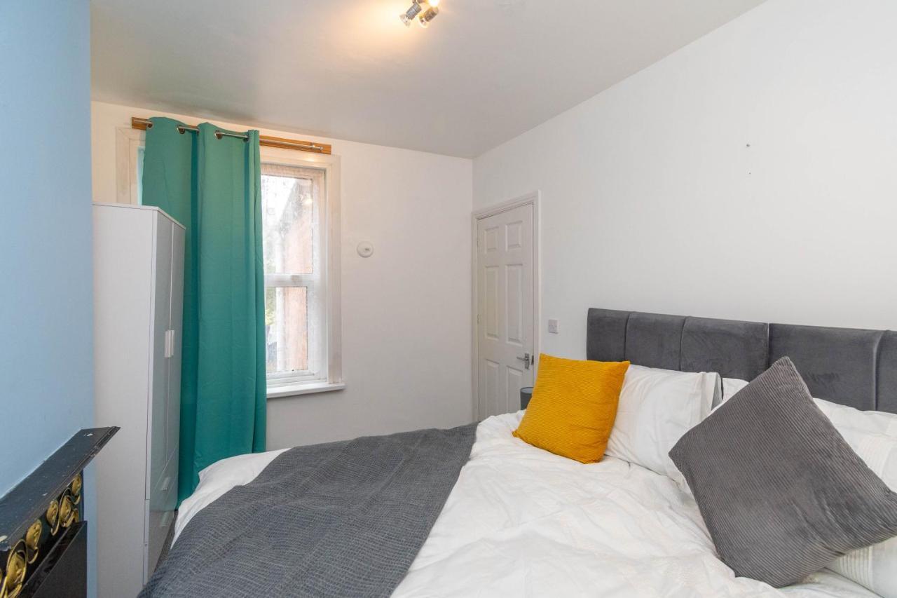Fantastic 3 Bedroom House *Free Parking* Wolverhampton Exterior foto
